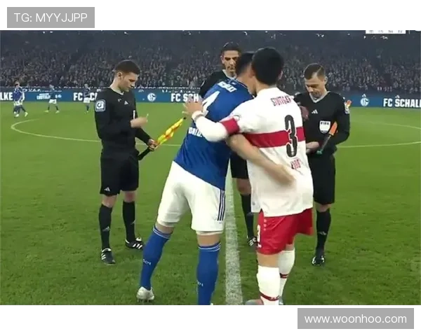 维拉赛后庆祝遭掷物袭击替补席